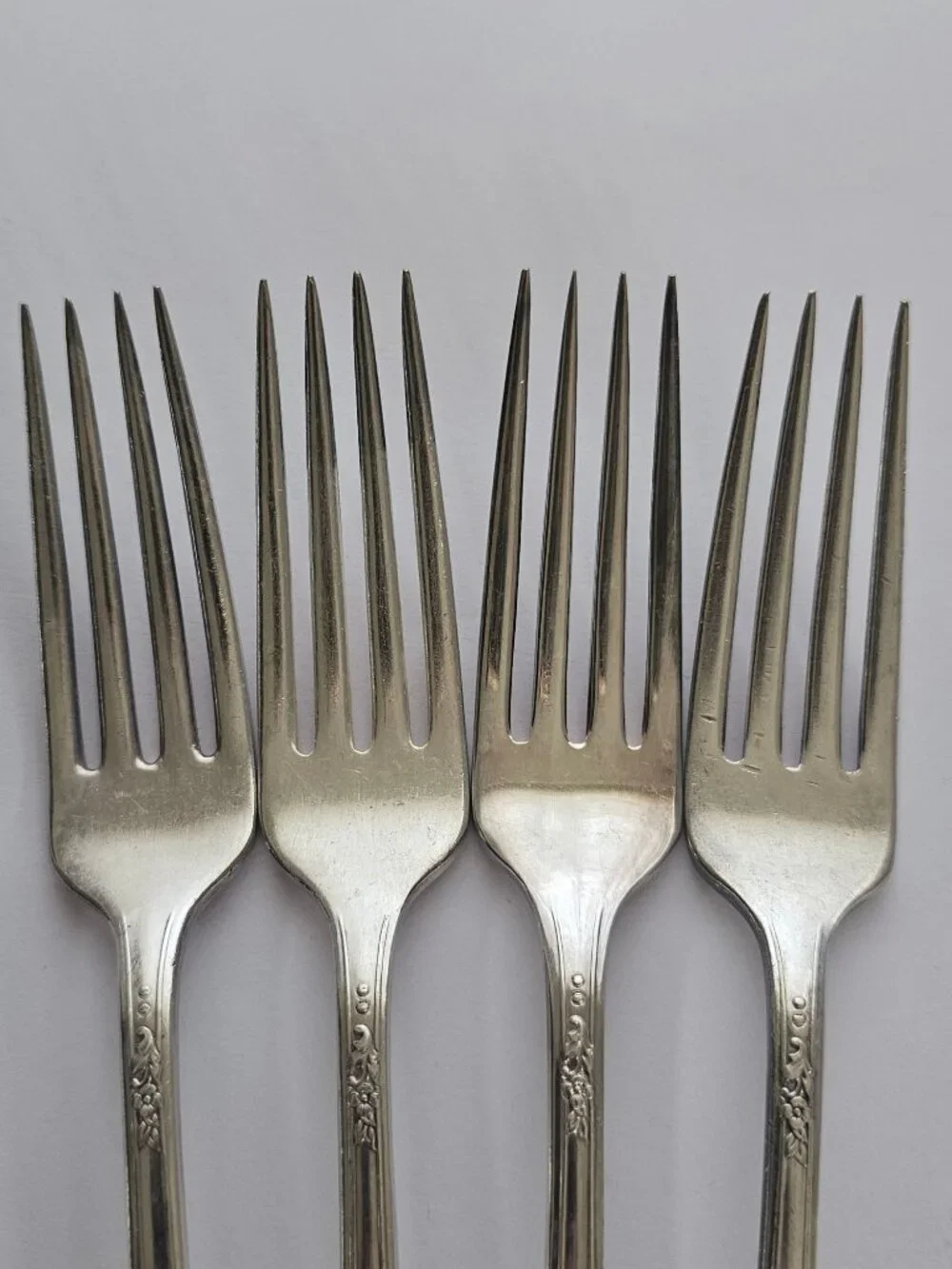 4 Oneida Queen Bess II Dinner Fork 7.5